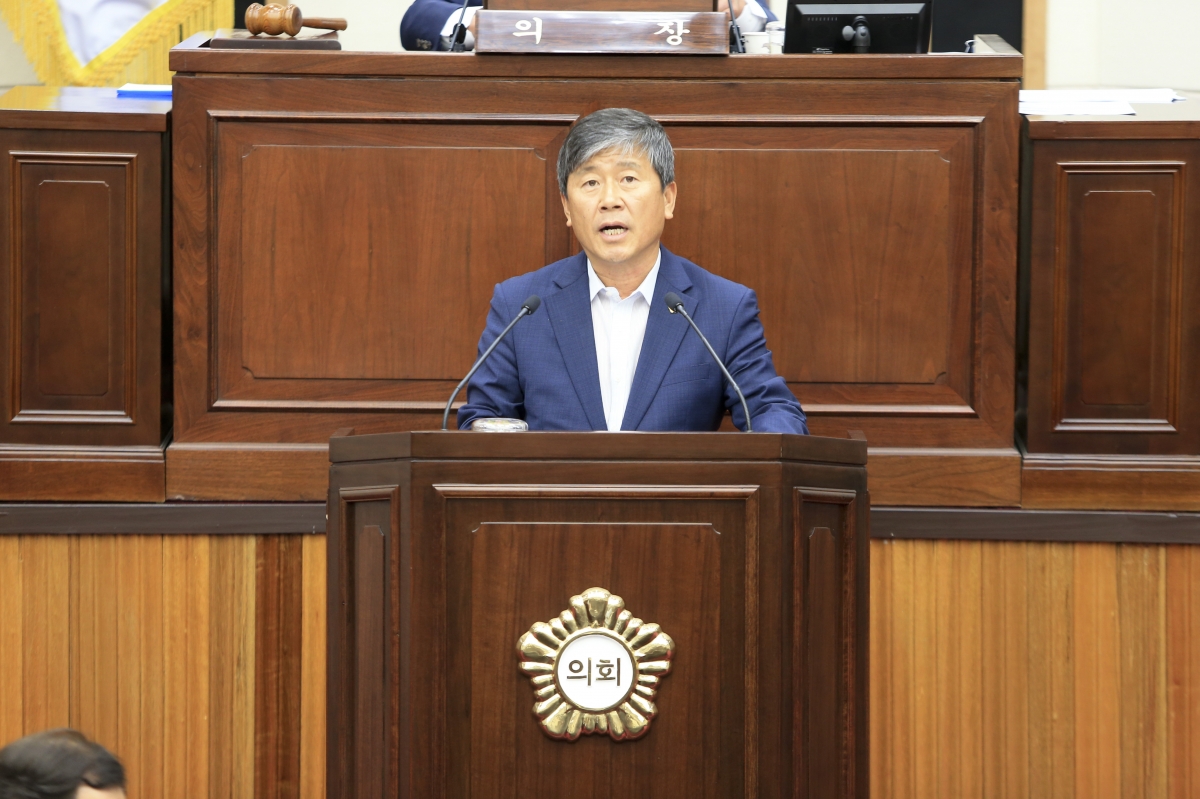 20190927-015[AP7U4030-제233회 임시회 제2차 본회의시 양진오 산업건설위원장 상임위원회 활동결과보고.jpg
