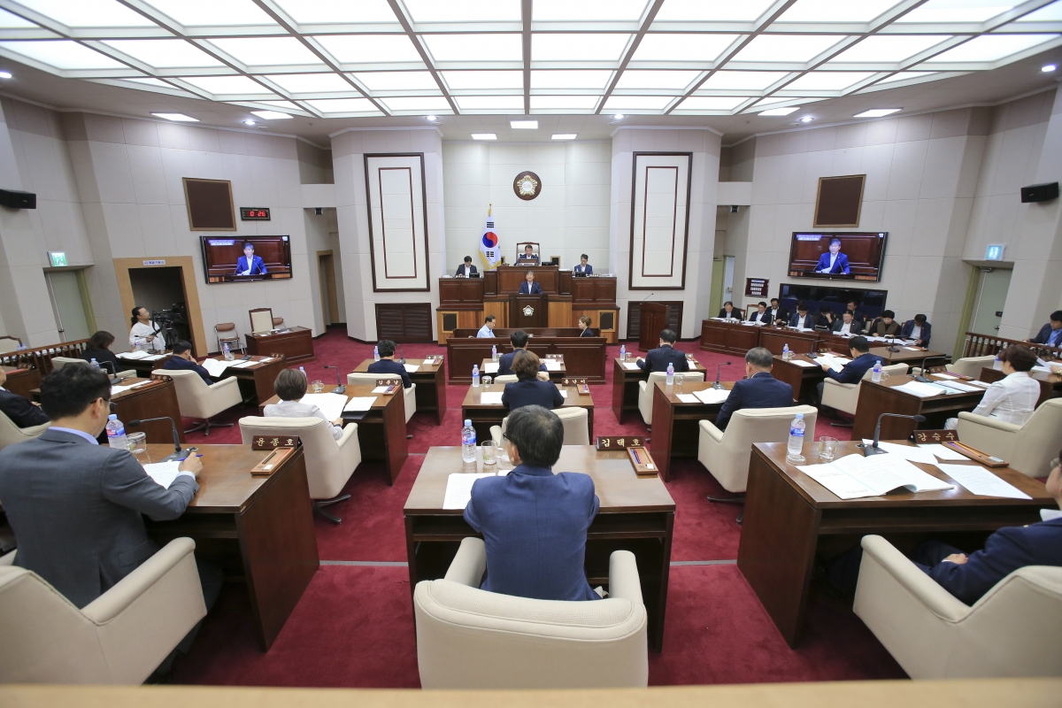 20190927-018[AP7U4036-제233회 임시회 제2차 본회의시 양진오 산업건설위원장 상임위원회 활동결과보고.jpg