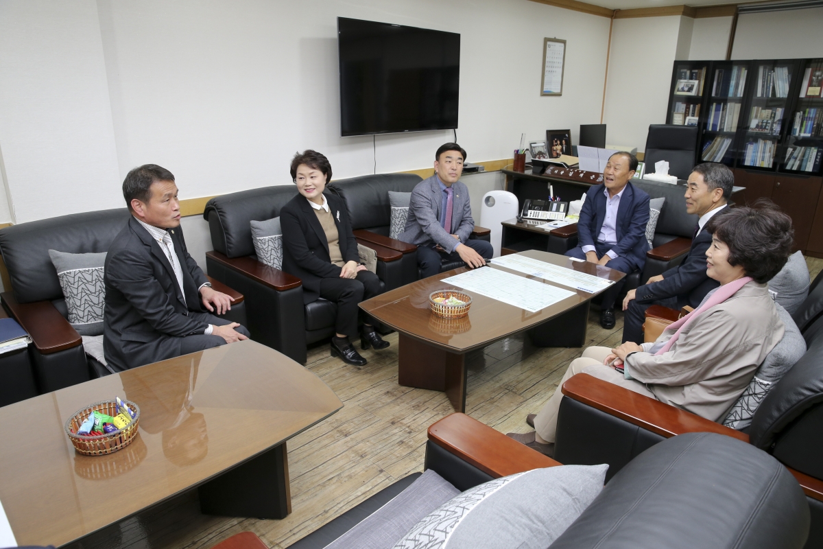 20191022-023[AP7U5929-공인중계사협회 회장단 일행 의장실 방문.jpg