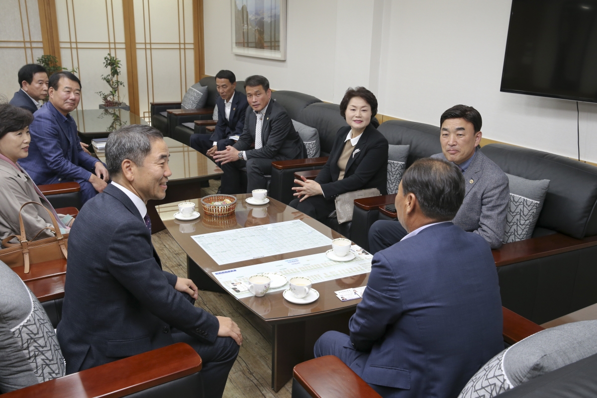 20191022-028[AP7U5937-공인중계사협회 회장단 일행 의장실 방문.jpg