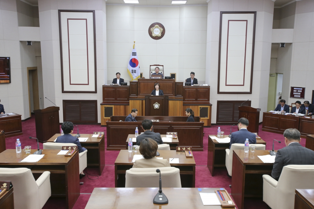 20191024-028[AP7U6173-제234회 임시회 제2차 본회의시 김춘남 기획행정위원장 상임위원회 결과보고.jpg