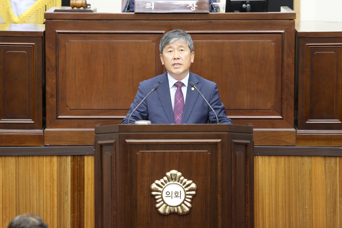 20191024-030[AP7U6178-제234회 임시회 제2차 본회의시 양진오 산업건설위원장 상임위원회 결과보고.jpg