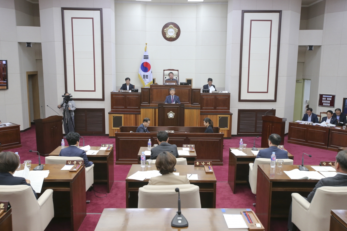 20191024-032[AP7U6186-제234회 임시회 제2차 본회의시 양진오 산업건설위원장 상임위원회 결과보고.jpg