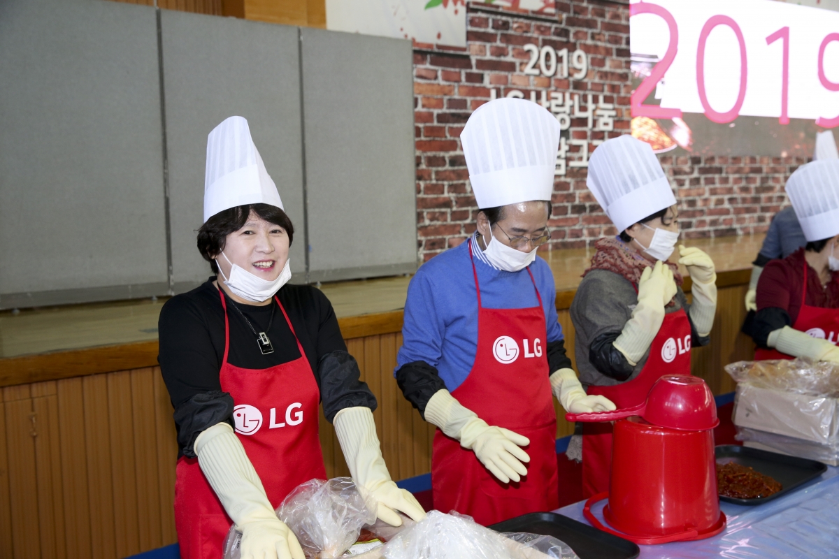 20191122-004[AP7U7643-2019 LG경북협의회 사랑나눔 김장담그기 행사.jpg