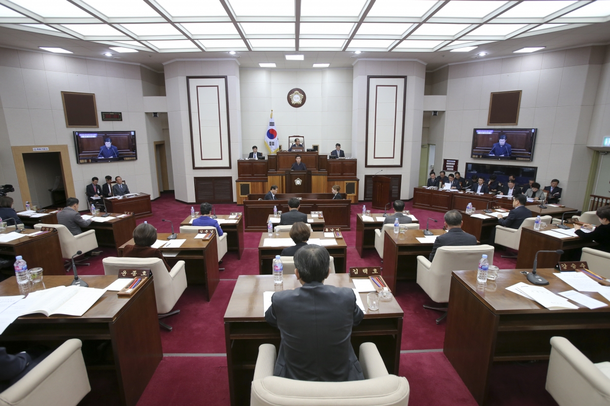 20191125-041[AP7U7868-제235회 정례회 제1차 본회의시강승수 의회운영위원장 예산결산특별위원회 구성결의안 제안설명.jpg