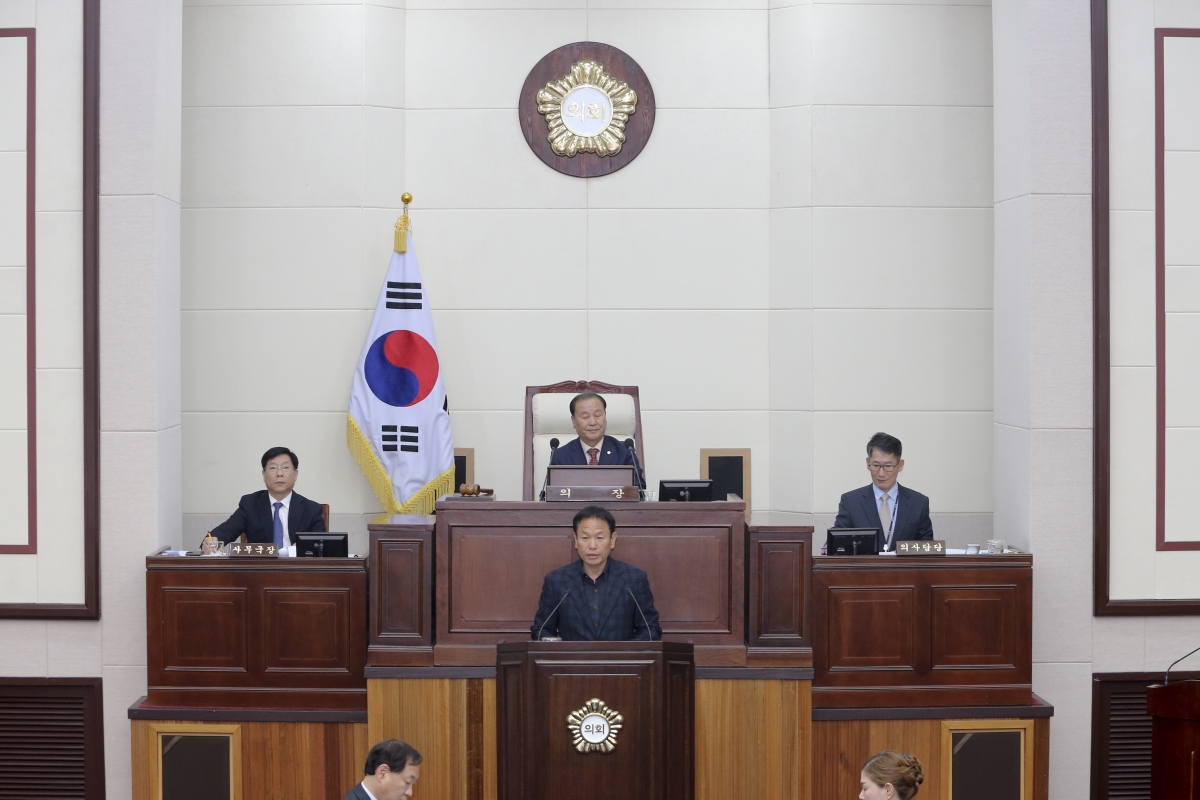 20191125-049[AP7U7888-제235회 정례회 제1차 본회의시 예산결산특별위원장에 호선된 박교상 의원 인사.jpg