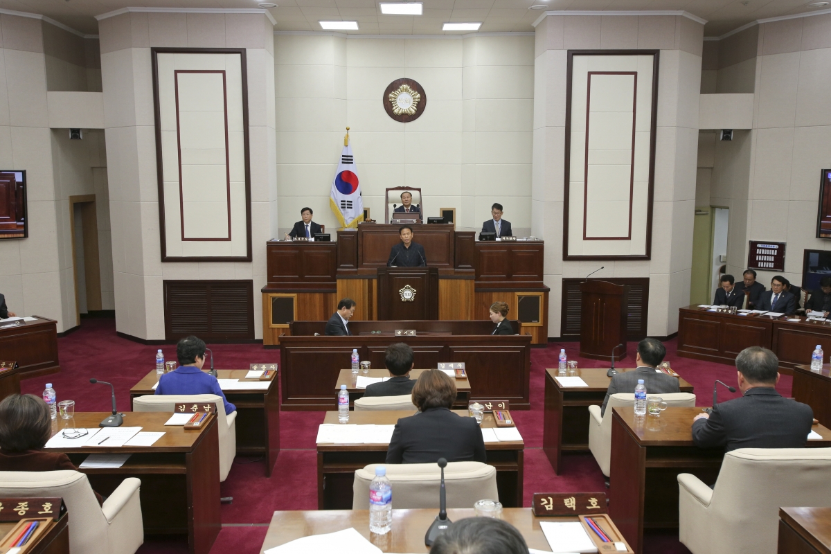 20191125-051[AP7U7893-제235회 정례회 제1차 본회의시 예산결산특별위원장에 호선된 박교상 의원 인사.jpg