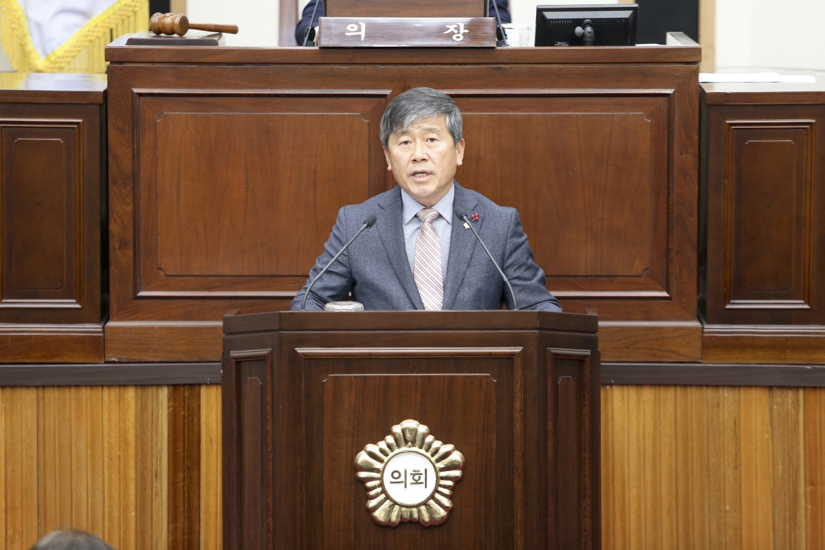 20191210-026[AP7U9255-제235회 정례회 제2차 본회의시 양진오 산업건설위원장 상임위 활동결과보고.jpg