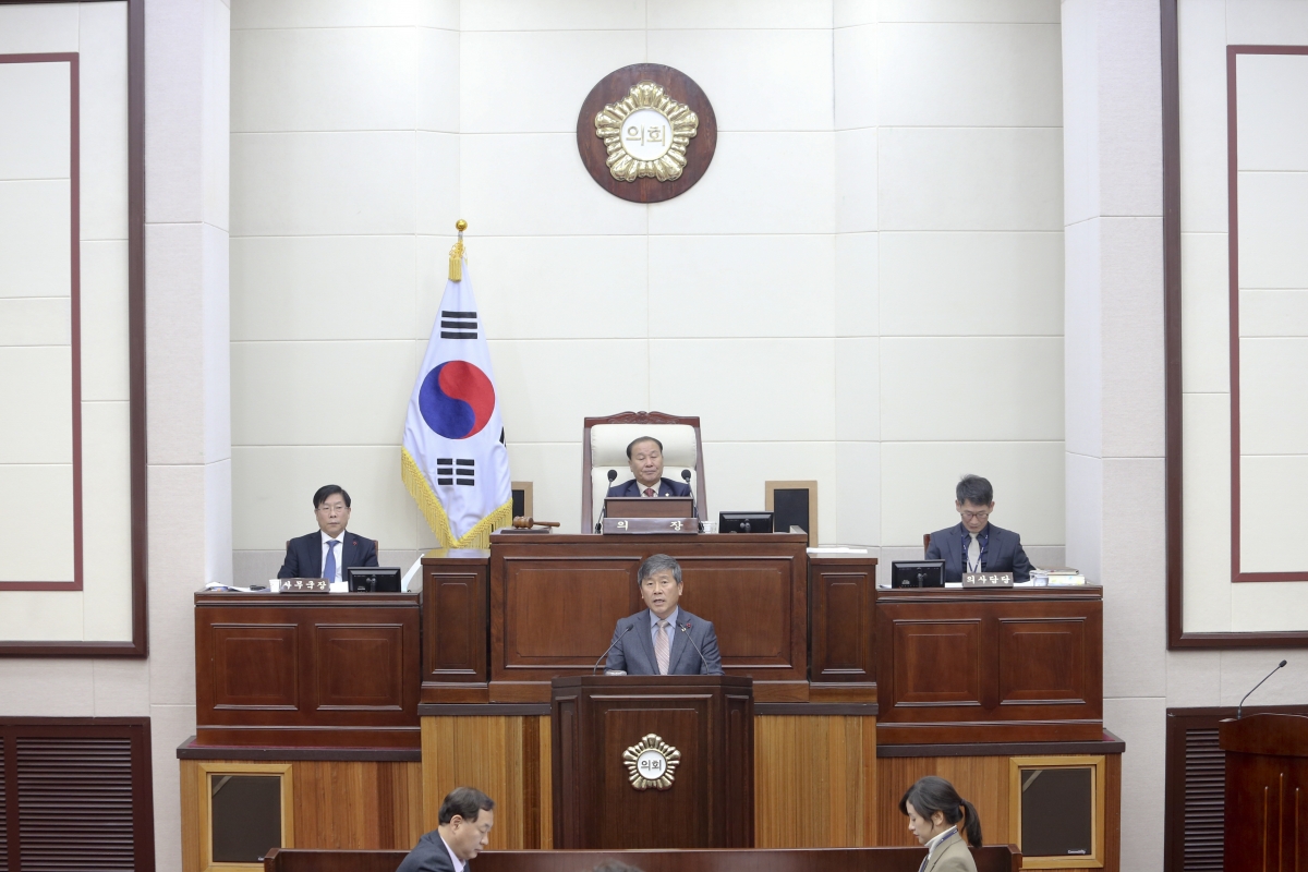 20191210-028[AP7U9261-제235회 정례회 제2차 본회의시 양진오 산업건설위원장 상임위 활동결과보고.jpg