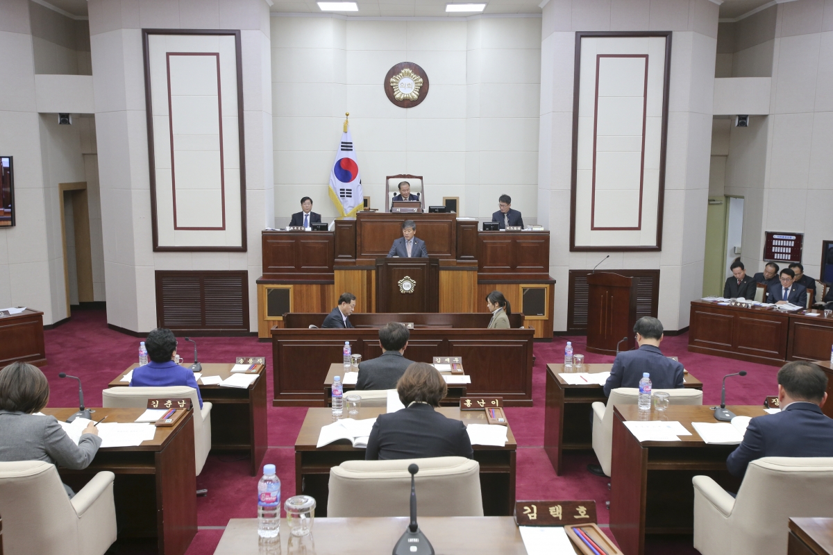 20191210-029[AP7U9265-제235회 정례회 제2차 본회의시 양진오 산업건설위원장 상임위 활동결과보고.jpg