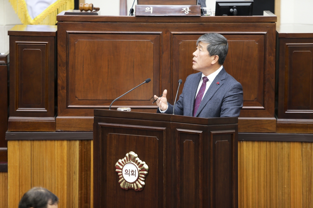 20191211-018[AP7U9349-제235회 정례회 제3차 본회의시 양진오 산업건설위원장 시정질문.jpg