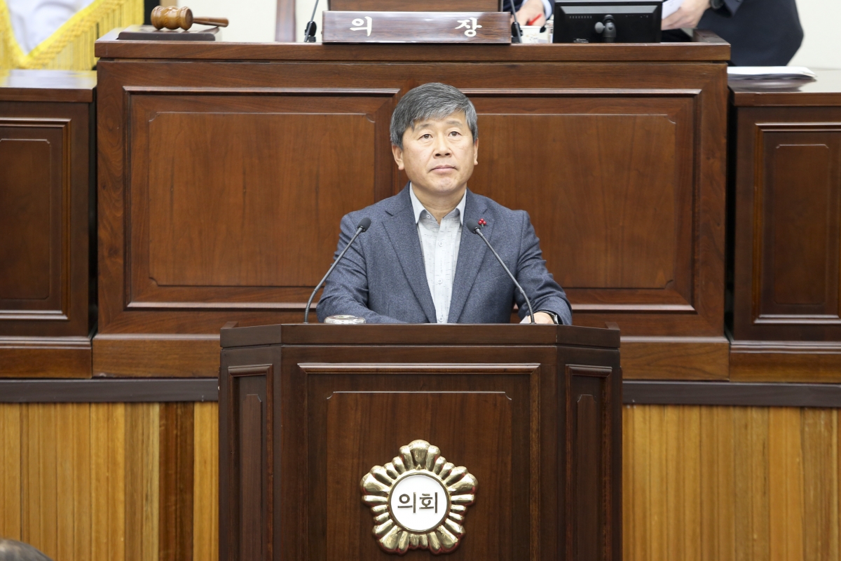20191216-019[AP7U9673-제235회 정례회 제4차 본회의시 양진오 산업건설위원장 상임위 활동결과보고.jpg