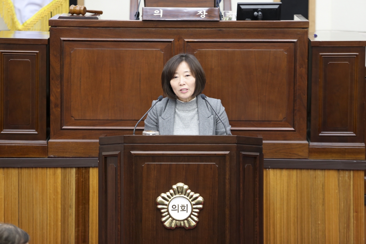 20200205-005[AP7U1092-제236회 임시회 제4차 본회의시 김춘남 기획행정위원장 조례심사 결과보고.jpg
