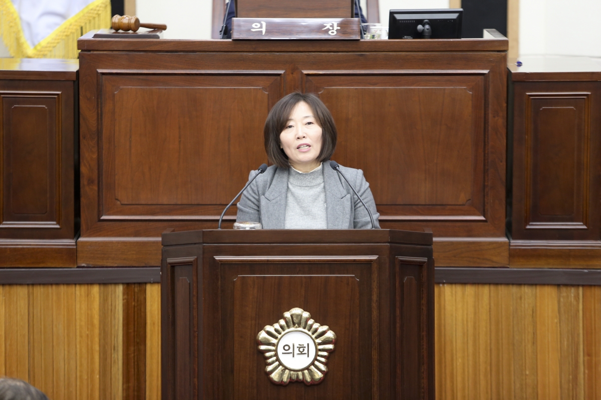 20200205-006[AP7U1094-제236회 임시회 제4차 본회의시 김춘남 기획행정위원장 조례심사 결과보고.jpg