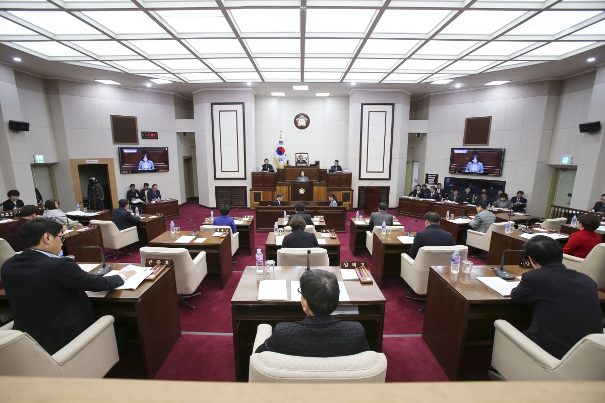 20200205-010[AP7U1103-제236회 임시회 제4차 본회의시 김춘남 기획행정위원장 조례심사 결과보고.jpg