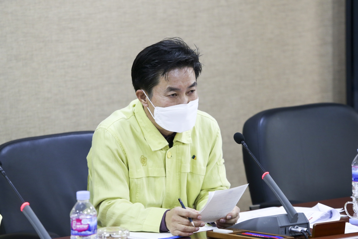 20200226-037[AP7U1621-전체의원 간담회-코로나19 대응 현황 집행기관 설명.jpg