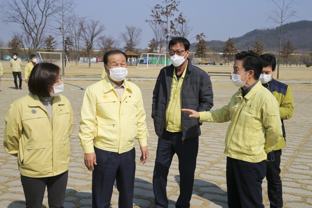 20200302-028[AP7U1695-구미시의회 의장단 및 상임위원장 코로나19 근무자 격려 물품지원차 낙동강체육공원 드라이브 스루 선별진료소 방문.jpg