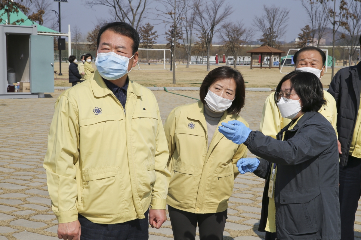 20200302-024[AP7U1683-구미시의회 의장단 및 상임위원장 코로나19 근무자 격려 물품지원차 낙동강체육공원 드라이브 스루 선별진료소 방문.jpg