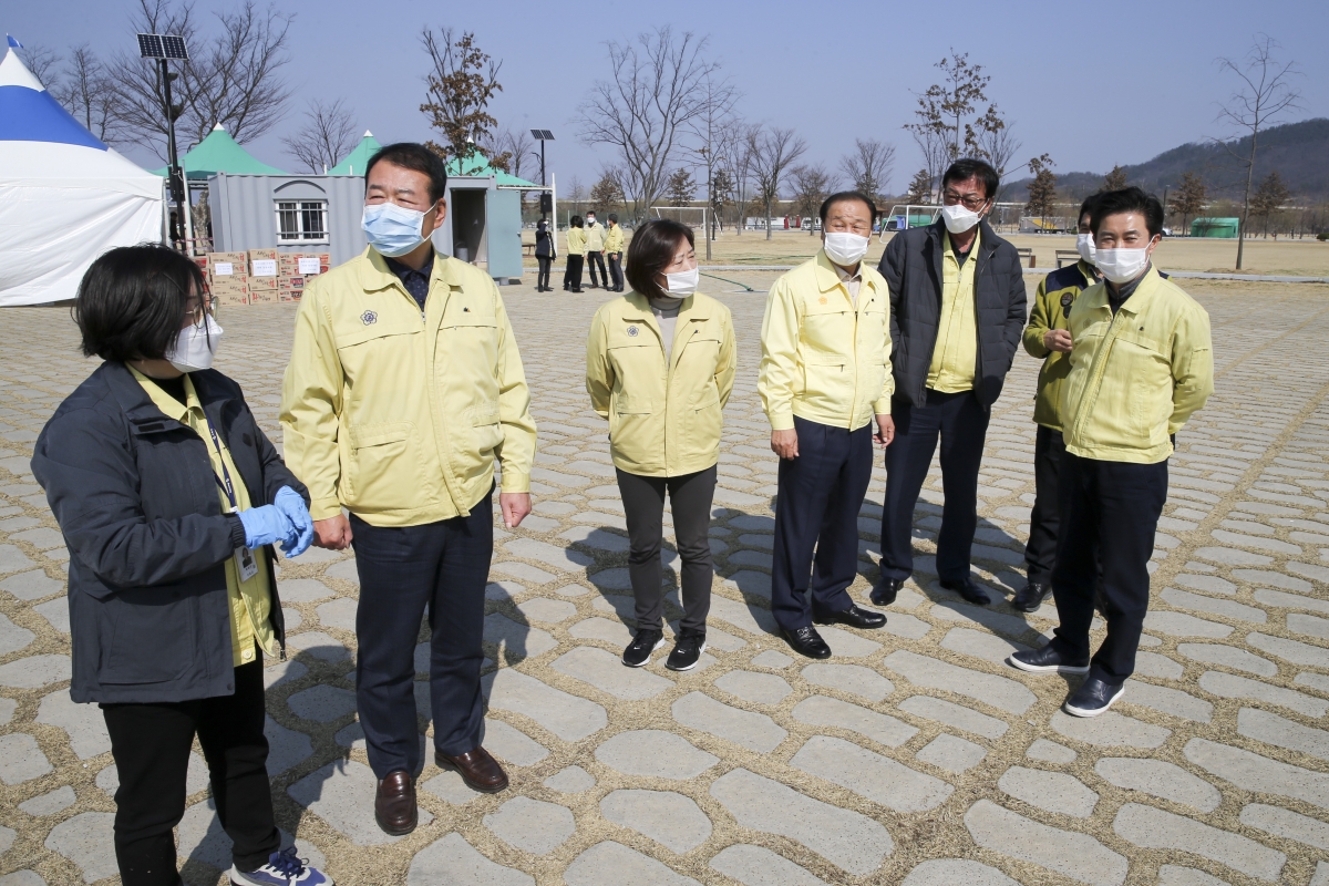 20200302-026[AP7U1689-구미시의회 의장단 및 상임위원장 코로나19 근무자 격려 물품지원차 낙동강체육공원 드라이브 스루 선별진료소 방문.jpg