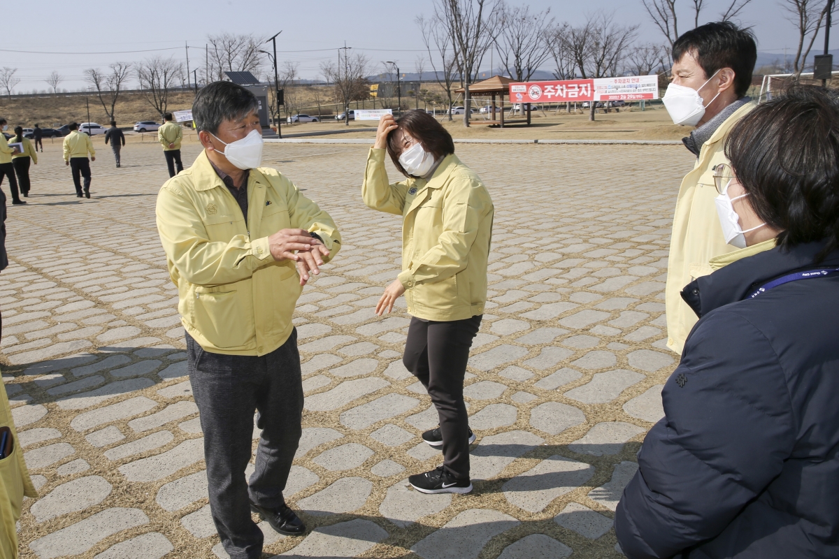 20200302-043[AP7U1727-구미시의회 의장단 및 상임위원장 코로나19 근무자 격려 물품지원차 낙동강체육공원 드라이브 스루 선별진료소 방문.jpg