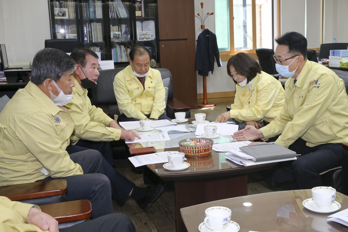 20200323-007[AP7U1833-구미시의회 의장단 및 상임위원장 코로나19 긴급 생계자금지원 관련 집행부 설명.jpg