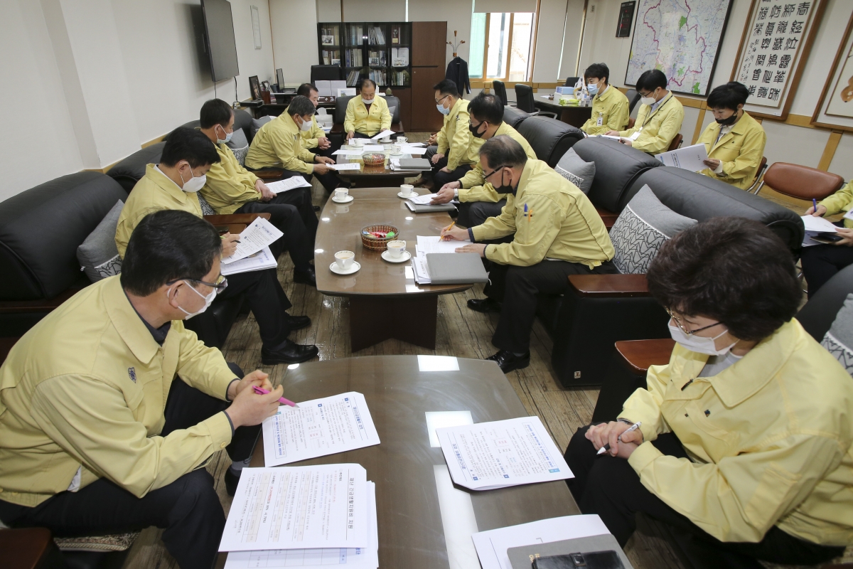 20200323-001[AP7U1816-구미시의회 의장단 및 상임위원장 코로나19 긴급 생계자금지원 관련 집행부 설명.jpg