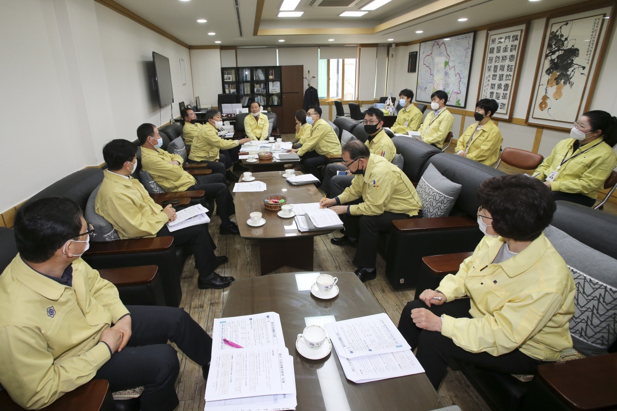 20200323-011[AP7U1840-구미시의회 의장단 및 상임위원장 코로나19 긴급 생계자금지원 관련 집행부 설명.jpg