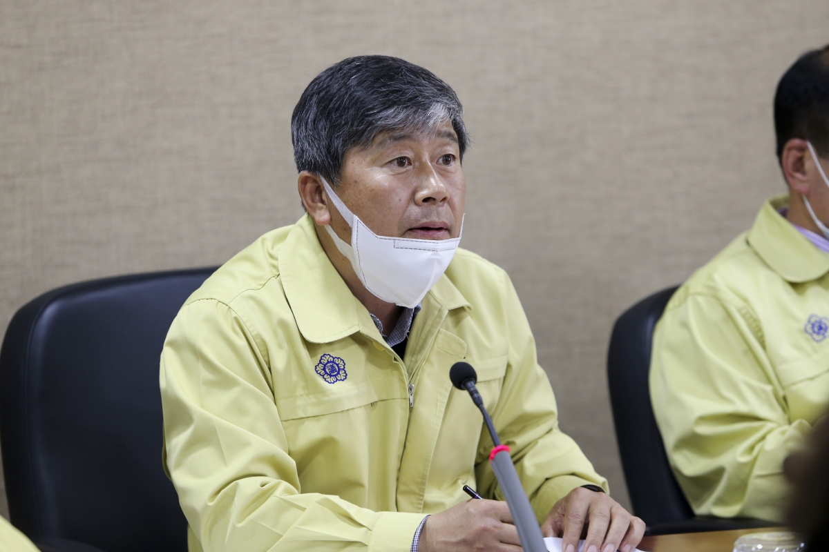 20200324-019[AP7U1896-구미시의회 전체의원간담회 개최하여 코로나19 재난 긴급생활지원비 관련 집행부 설명 청취 및 협의.jpg