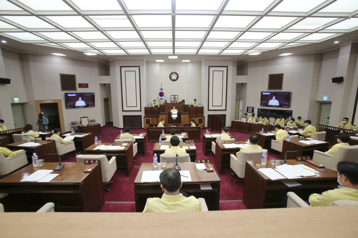 20200427-025[AP7U2670-제238회 임시회 제2차 본회의시 김춘남 기획행정위원장 상임위원회 활동결과보고.jpg