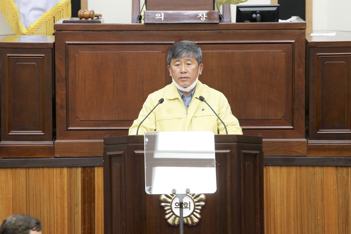 20200427-026[AP7U2671-제238회 임시회 제2차 본회의시 양진오 산업건설위원장 상임위원회 활동결과보고.jpg