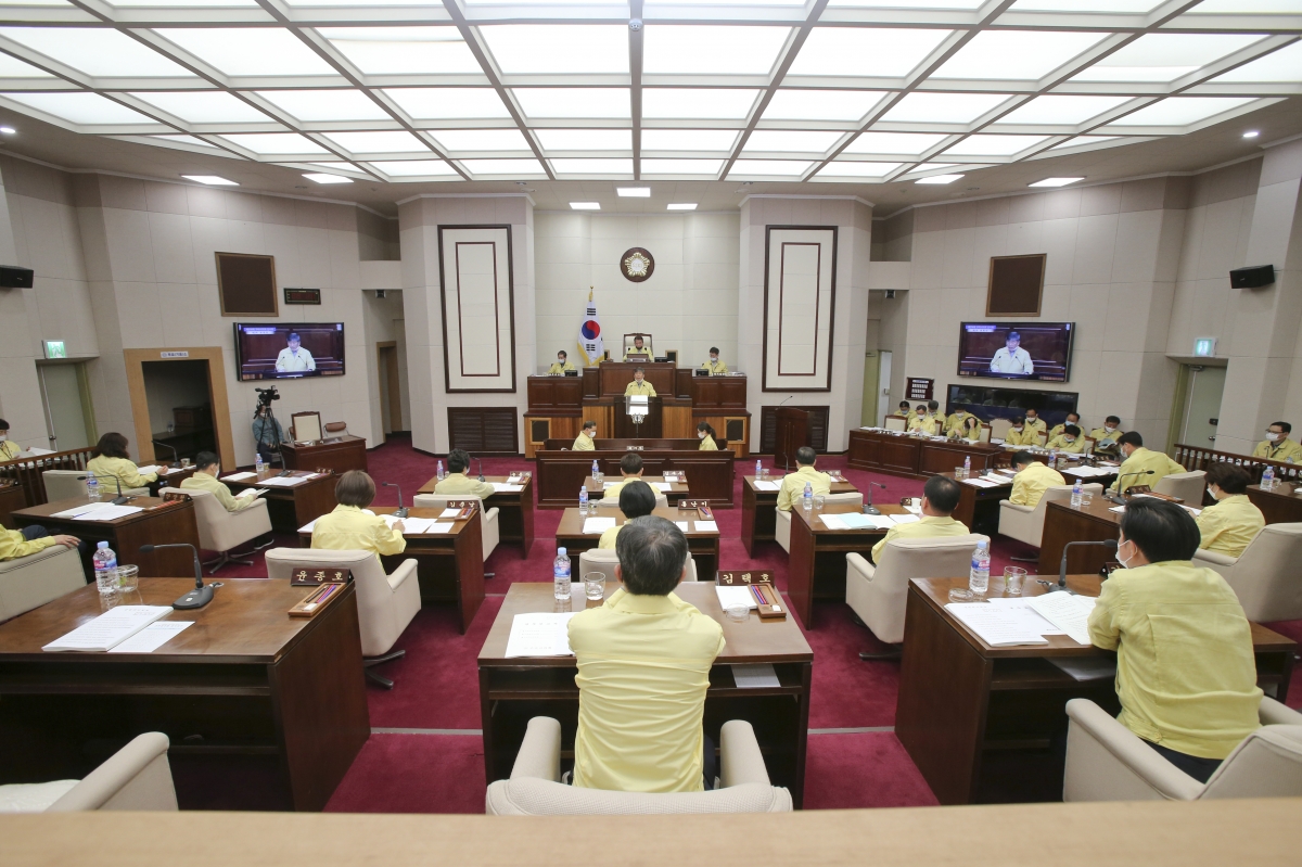 20200427-027[AP7U2675-제238회 임시회 제2차 본회의시 양진오 산업건설위원장 상임위원회 활동결과보고.jpg