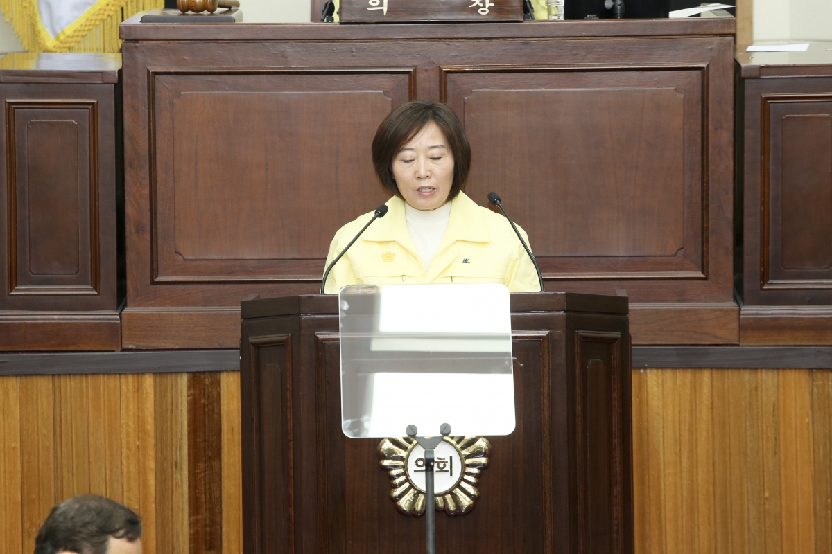 20200427-023[AP7U2663-제238회 임시회 제2차 본회의시 김춘남 기획행정위원장 상임위원회 활동결과보고.jpg