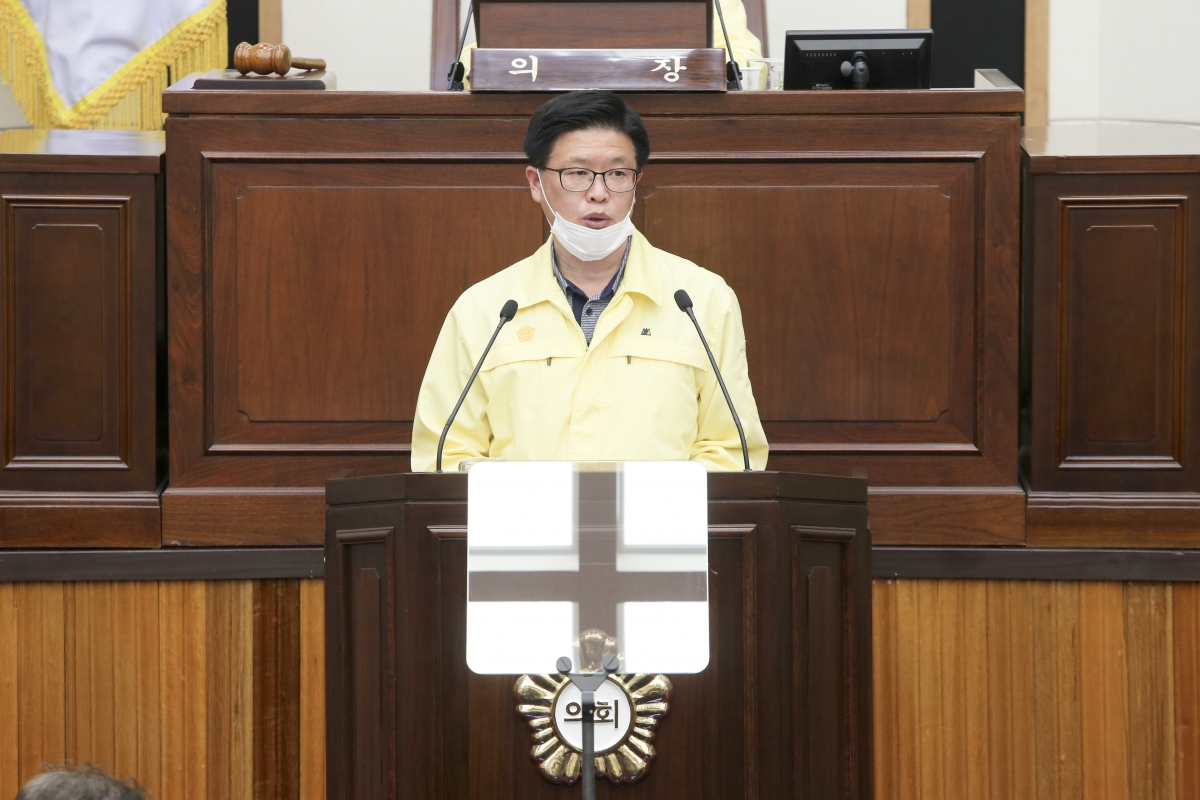 20200518-017[AP7U3057-제239회 임시회 제2차 본회의시 김낙관 기획행정위원회 부위원장 상임위원회 활동결과보고.jpg