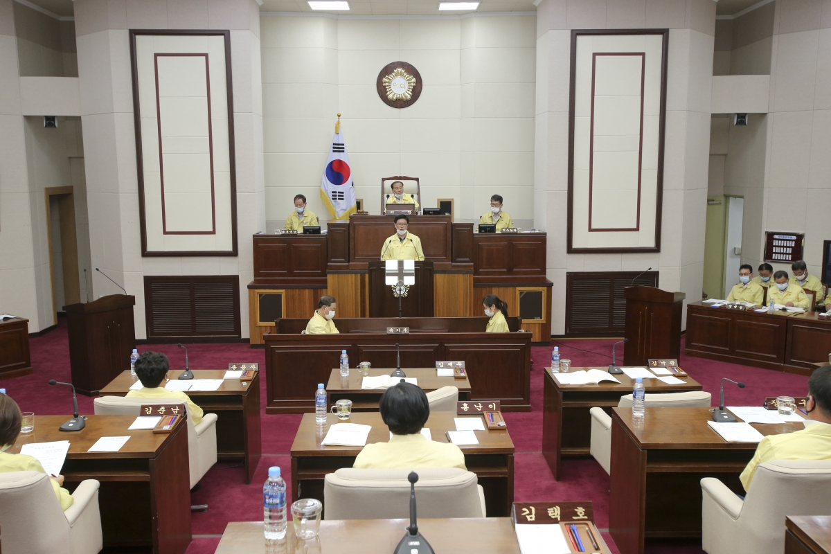 20200518-019[AP7U3061-제239회 임시회 제2차 본회의시 김낙관 기획행정위원회 부위원장 상임위원회 활동결과보고.jpg