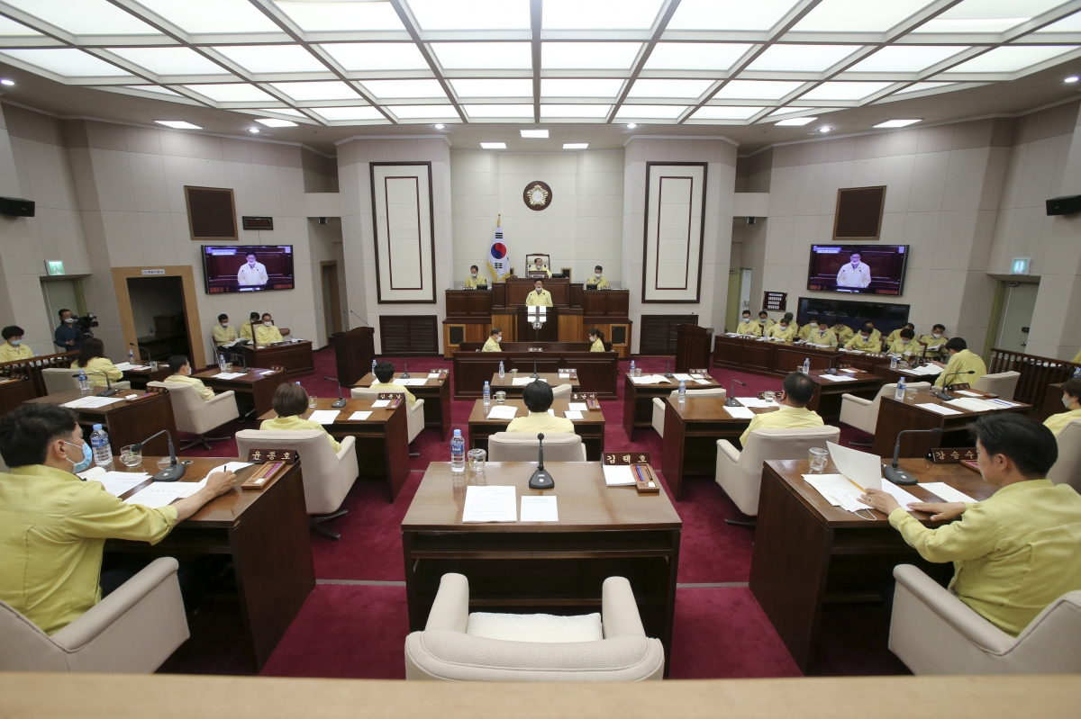 20200518-020[AP7U3063-제239회 임시회 제2차 본회의시 김낙관 기획행정위원회 부위원장 상임위원회 활동결과보고.jpg