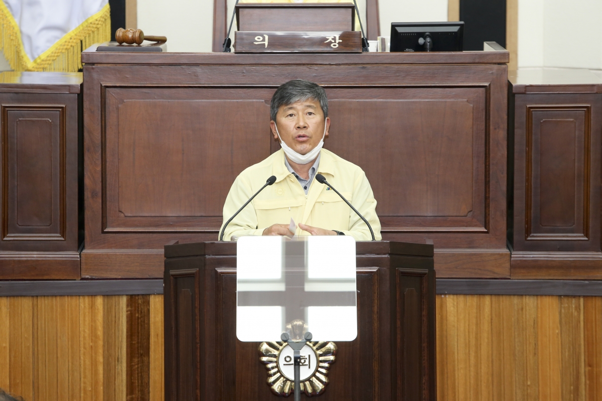 20200518-023[AP7U3070-제239회 임시회 제2차 본회의시 양진오 산업건설위원장 상임위원회 활동결과보고.jpg