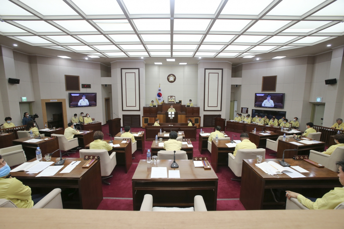 20200518-025[AP7U3076-제239회 임시회 제2차 본회의시 양진오 산업건설위원장 상임위원회 활동결과보고.jpg