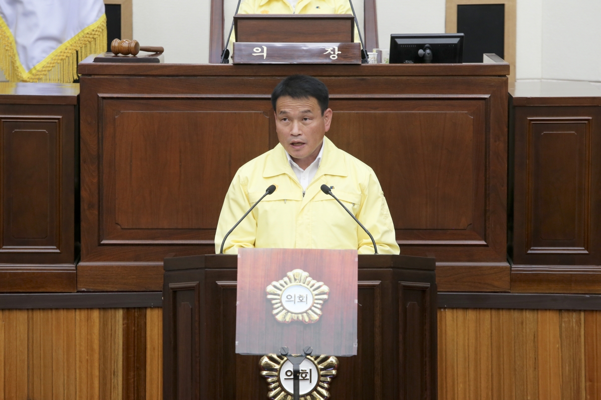 20200602-052[AP7U3326-제240회 구미시의회 제1차 정례회 제1차 본회의시 예산결산특별위원장에 호선된 장세구 의원 인사.jpg