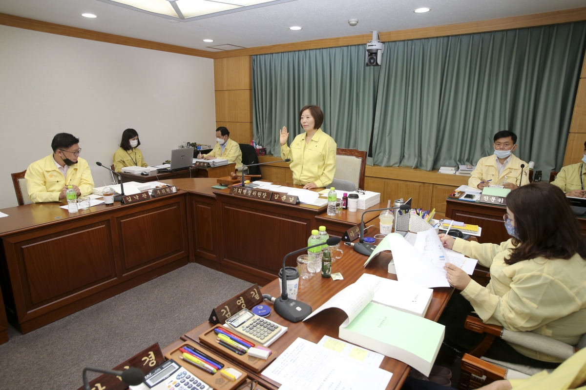 20200603-029[AP7U3423-제240회 구미시의회 제1차 정례회시 기획행정위원회 소관 행정사무감사 활동.jpg