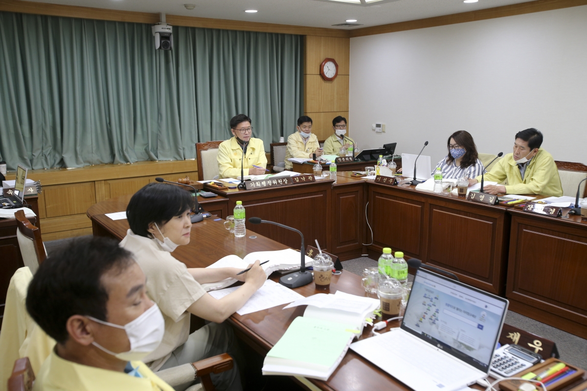 20200605-003[AP7U3747-제240회 구미시의회 제1차 정례회시 기획행정위원회 소관 행정사무감사 활동.jpg