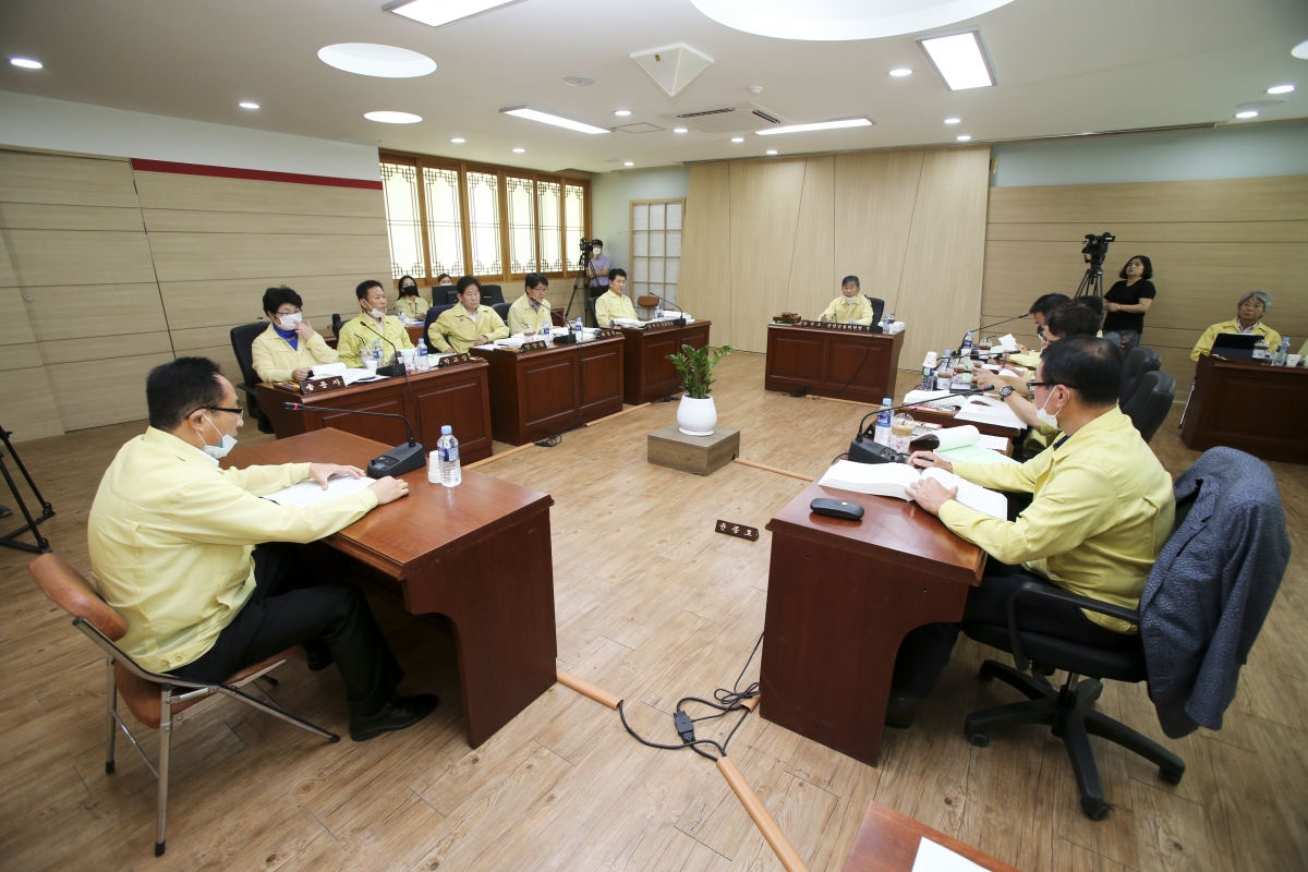 20200609-016[AP7U3980-제240회 구미시의회 제1차 정례회시 산업건설위원회 선산출장소 행정사무감사 활동.jpg