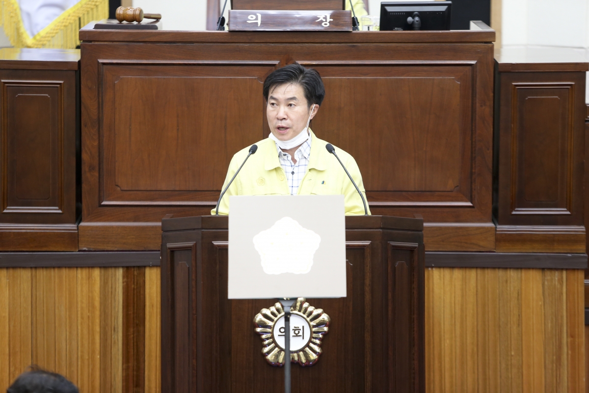 20200616-012[AP7U4352-제240회 제1차 정례회 제2차 본회의시 강승수 의회운영위원장 상임위원회 활동결과보고.jpg