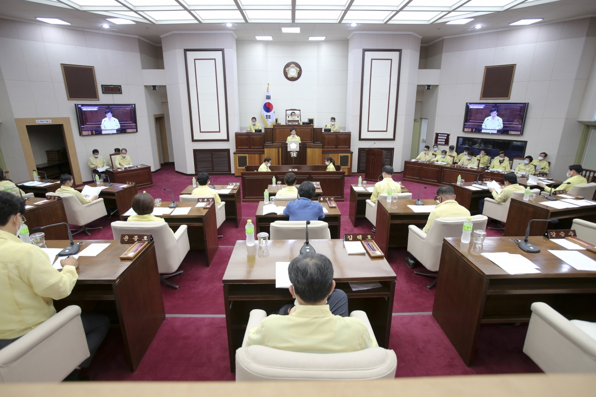 20200616-015[AP7U4361-제240회 제1차 정례회 제2차 본회의시 강승수 의회운영위원장 상임위원회 활동결과보고.jpg