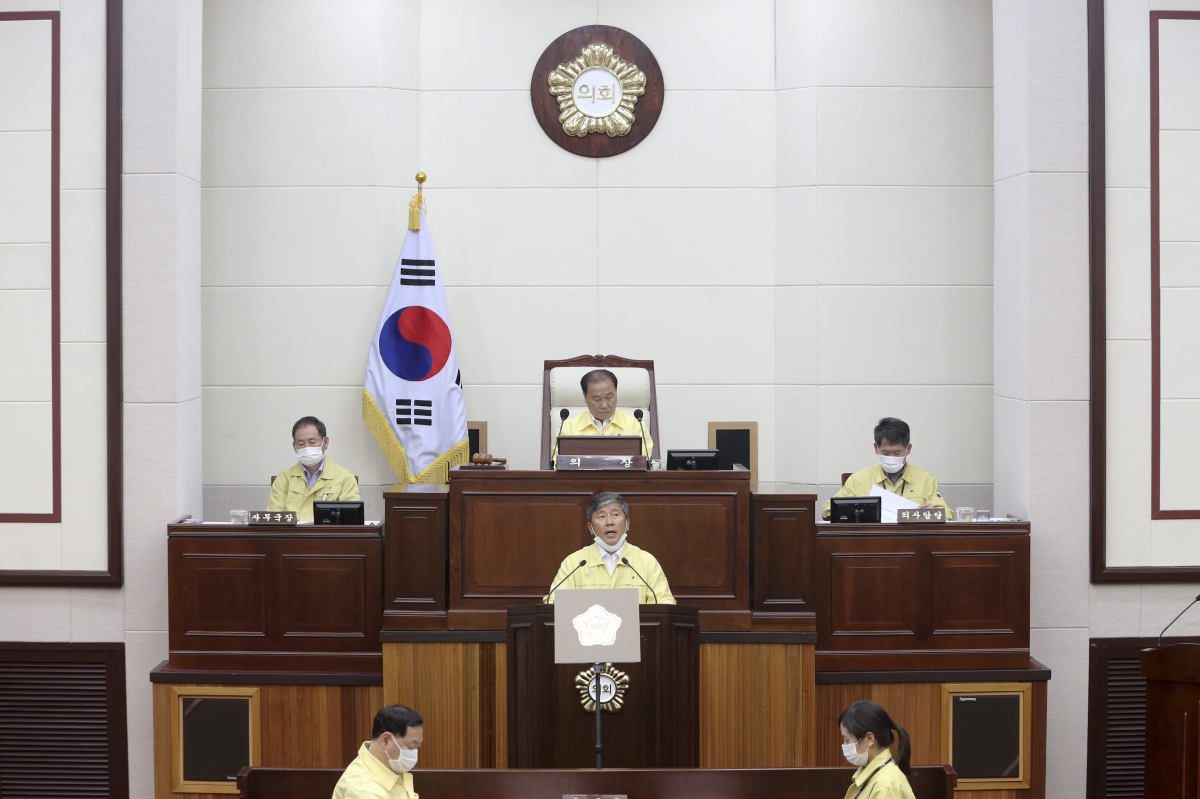 20200623-014[AP7U4862-제240회 제1차 정례회 제3차 본회의시 양진오 의원 대구경북 통합신공항 최종이전지 선정 촉구 결의문 채택의 건 제안설명.jpg