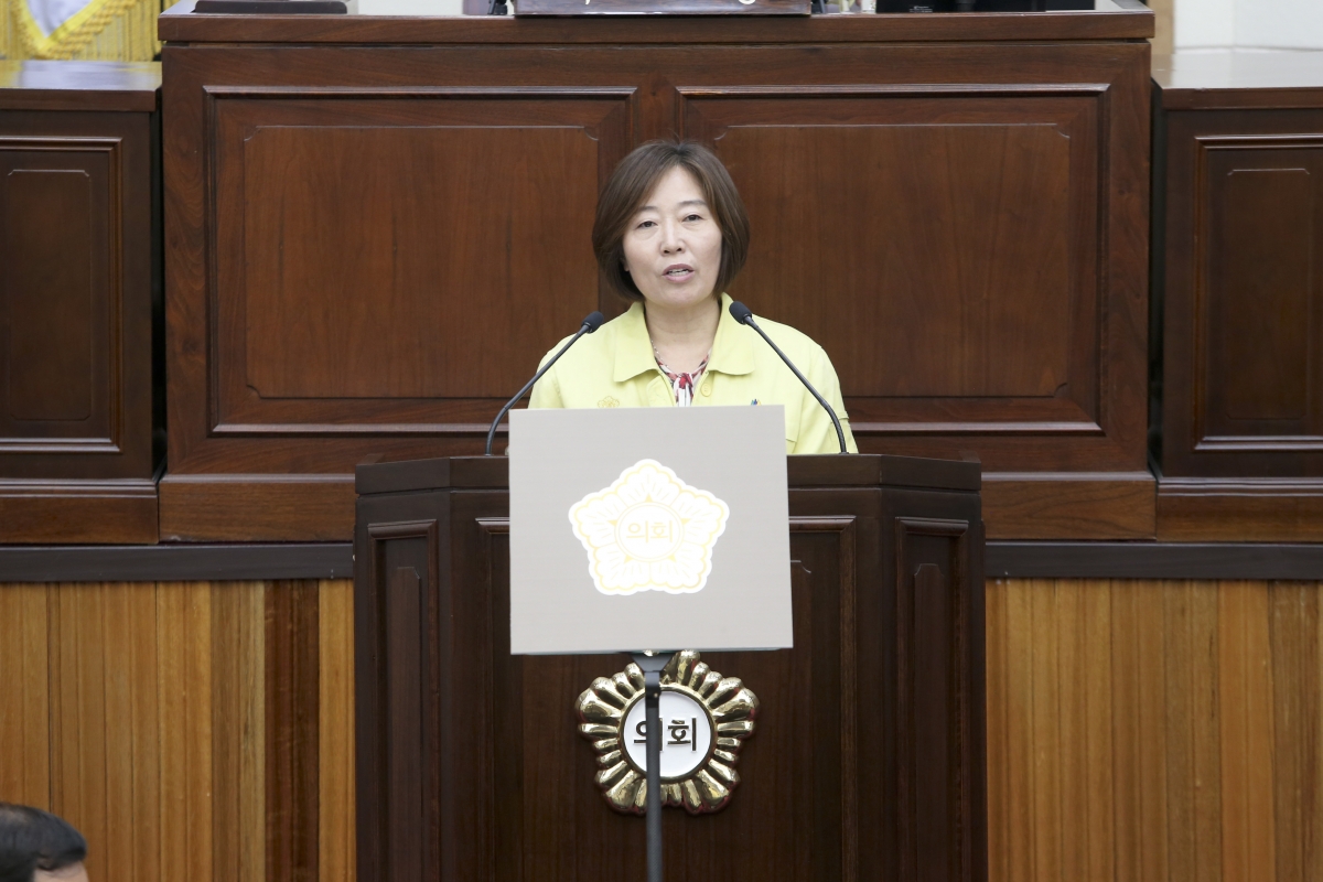 20200623-024[AP7U4887-제240회 제1차 정례회 제3차 본회의시 김춘남 기획행정위원장 2020년도 행정사무감사 결과보고.jpg