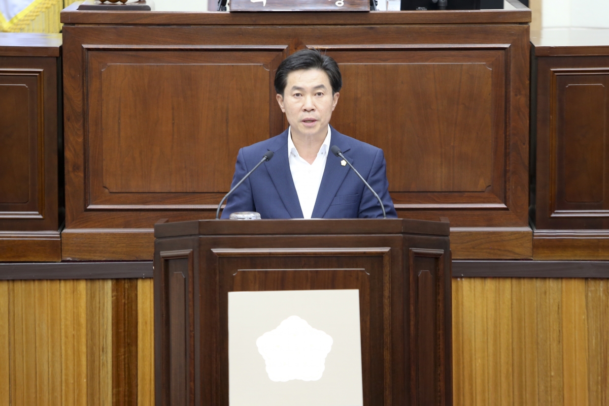 20200701-043[AP7U5320-제241회 임시회 제1차 본회의 부의장 선거시 강승수 의원 정견발표.jpg