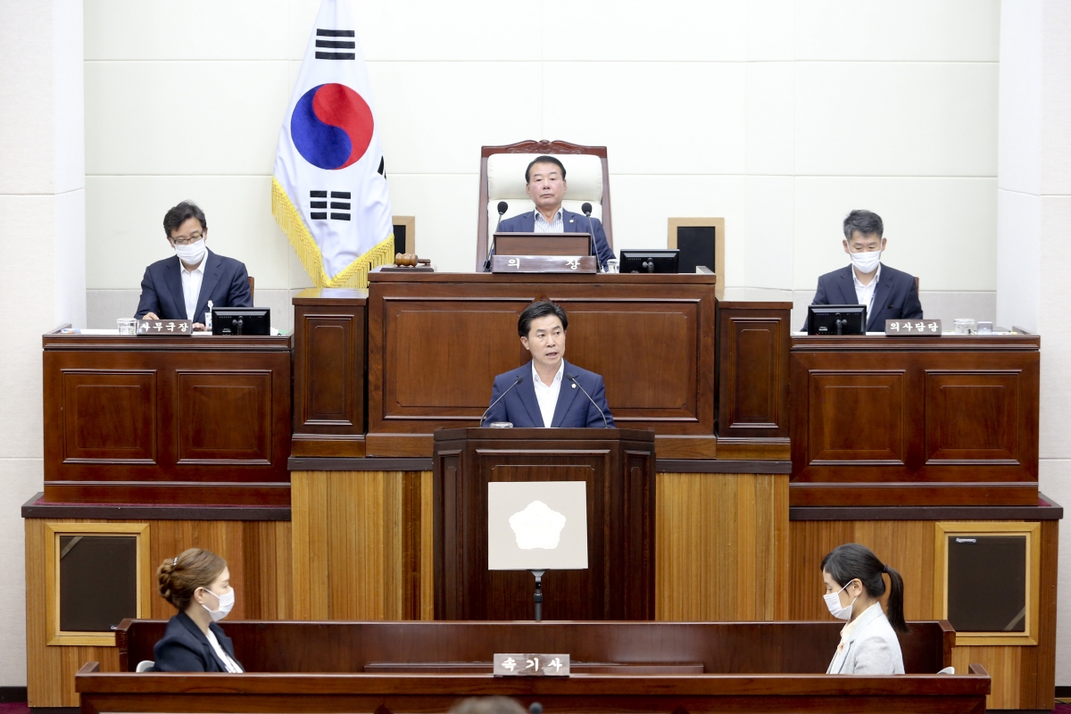 20200701-044[AP7U5323-제241회 임시회 제1차 본회의 부의장 선거시 강승수 의원 정견발표.jpg