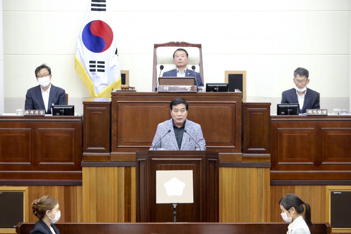 20200701-056[AP7U5384-제241회 임시회 제1차 본회의시 부의장선거에 당선된 안주찬 의원 당선인사.jpg