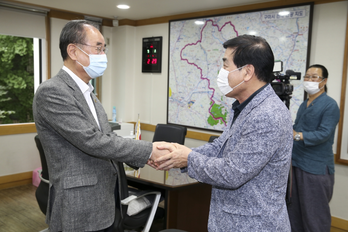 20200701-065[AP7U5410-제8대 후반기 의장단 축하차 장세용 구미시장 의장실 방문.jpg