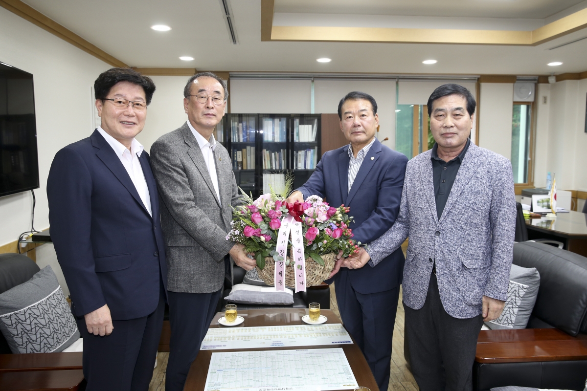 20200701-068[AP7U5418-제8대 후반기 의장단 축하차 장세용 구미시장 의장실 방문.jpg